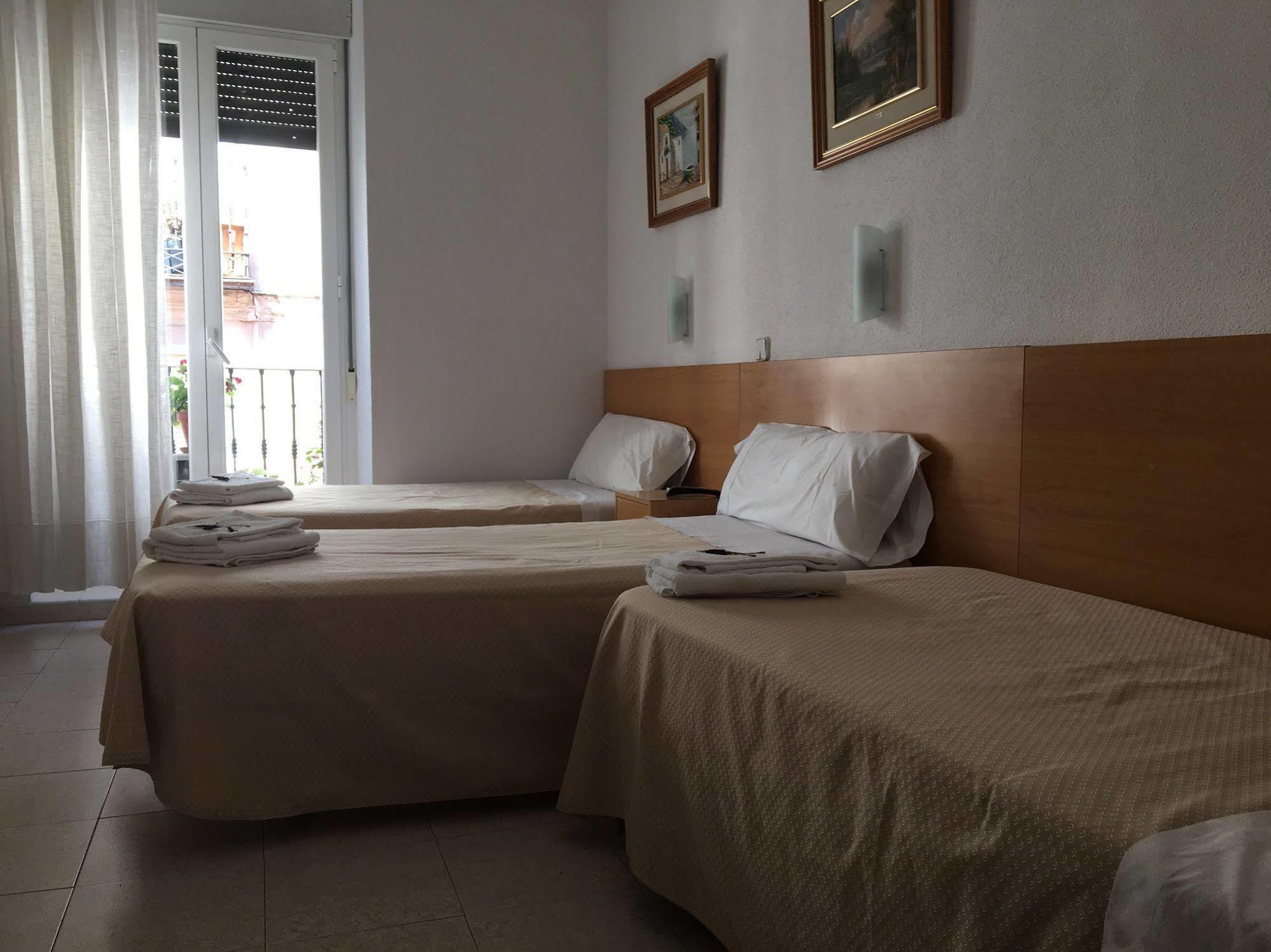 Hostal R. Lido Madrid Bagian luar foto